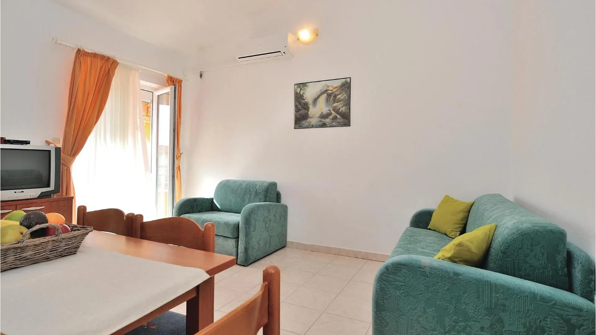 1 Bedroom Nice Apartment In Privlaka